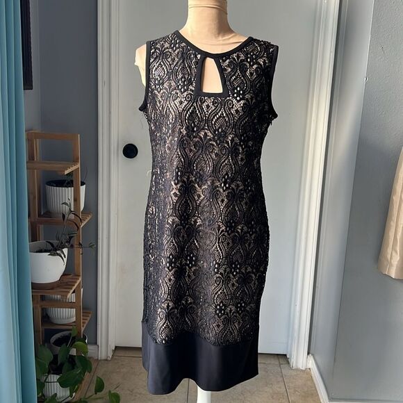 Short Lace Sheath Dress with Keyhole - Picture 2 of 11